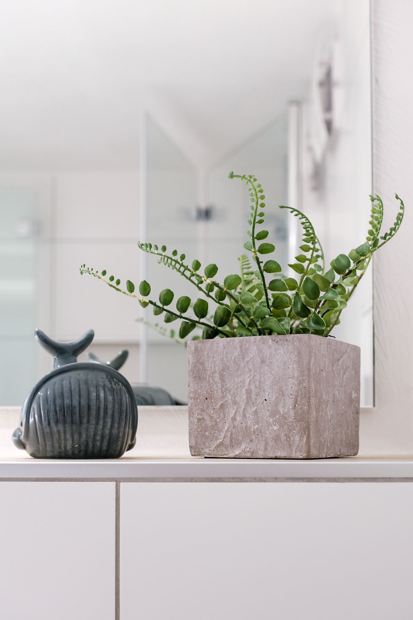Pflanzen und Dekoration im Badezimmer eines Feriendomizils